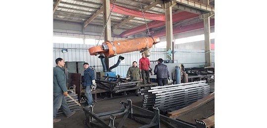      山西皮帶機配件廠家發(fā)貨現(xiàn)場：唯和達機械發(fā)往霍州的導(dǎo)向滑靴，油缸！