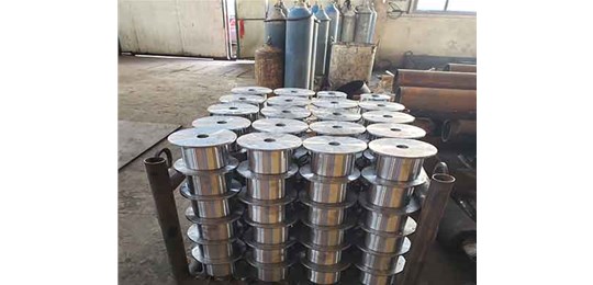 太原輸送機(jī)配件廠家真實(shí)案例：滾筒包膠，冷補(bǔ)